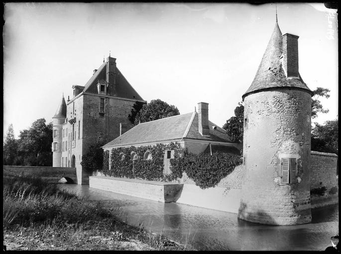 Façade sur douves vue en perspective