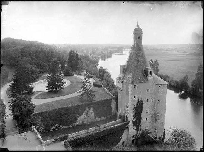 Vue plongeante sur la Tour Saint-Jean, rivière