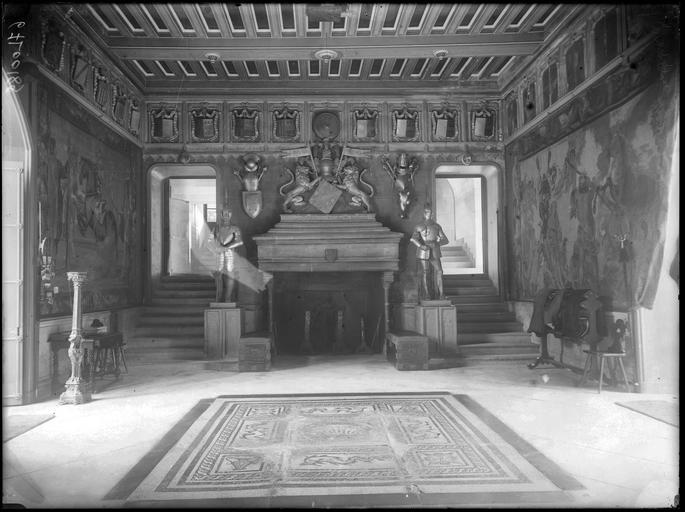 Intérieur : cheminée et statues