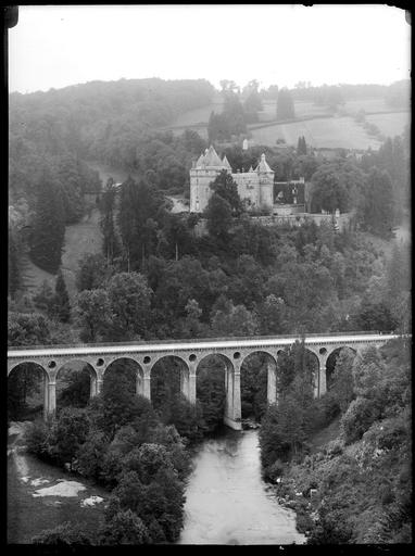 Vue éloignée, viaduc au premier plan