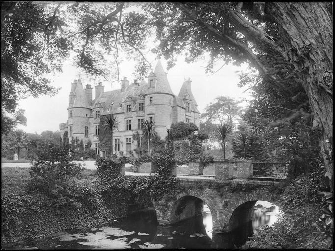 Ensemble sur parc, pont et rivière