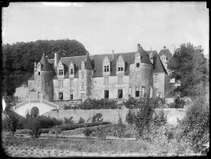 Façade antérieure sur parc, escalier à balustrades