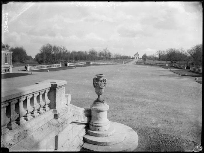 Parc : allée vers pavillon d'entrée