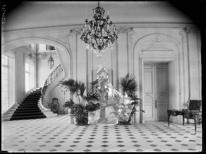 Intérieur : entrée et départ d'escalier