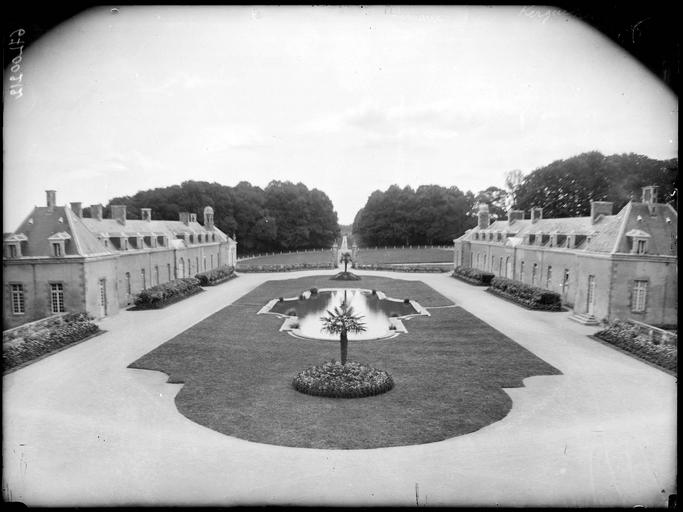 Parterre vu entre deux bâtiments