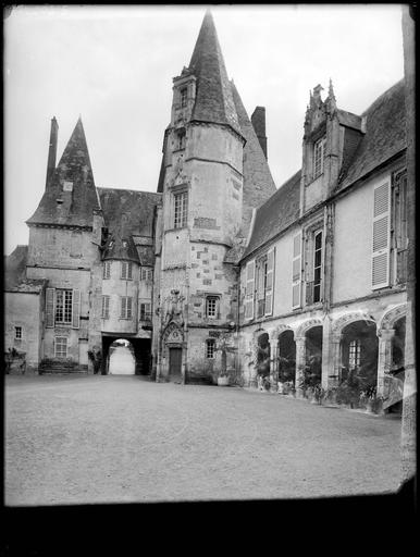 Cour intérieure : galerie extérieure, tourelle