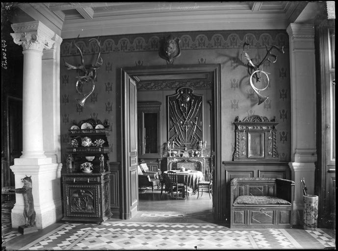 Intérieur : entrée et pièce, mobilier