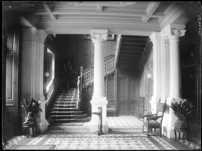 Intérieur : entrée et départ d'escalier