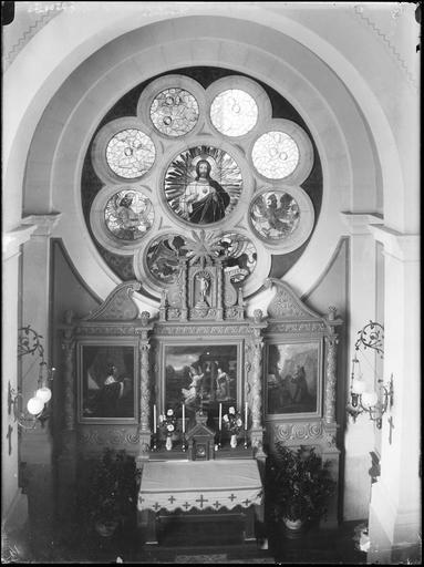 Chapelle, intérieur : autel et vitrail