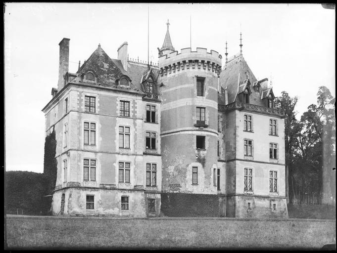 Façade sur parc, tourelle d'escalier