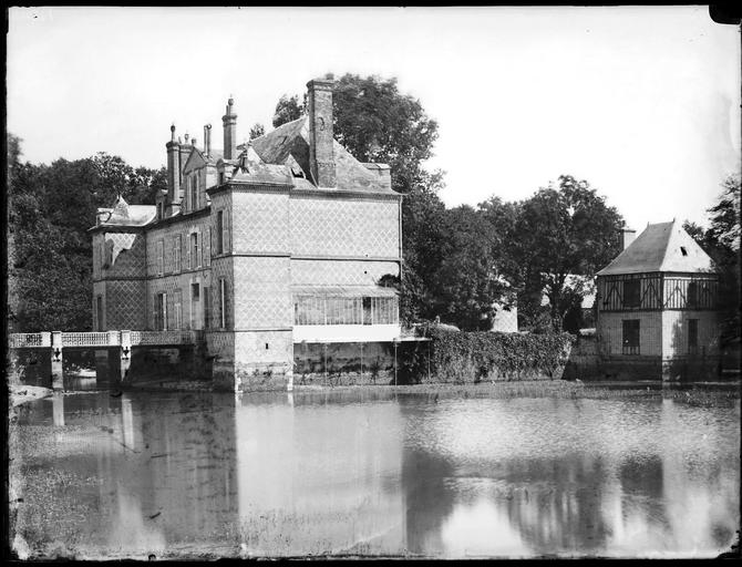 Ensemble entouré de douves, pont