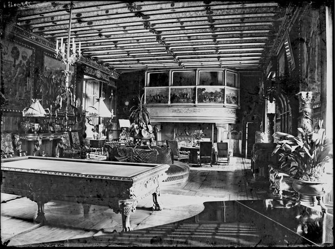 Intérieur : décoration d'un salon, billard