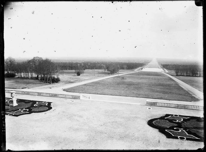 Parc : vue générale sur les parterres et allées