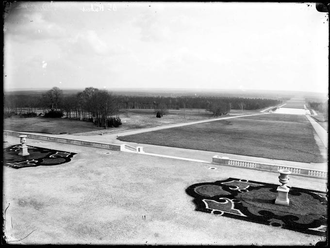 Parc : vue générale sur les parterres et allées