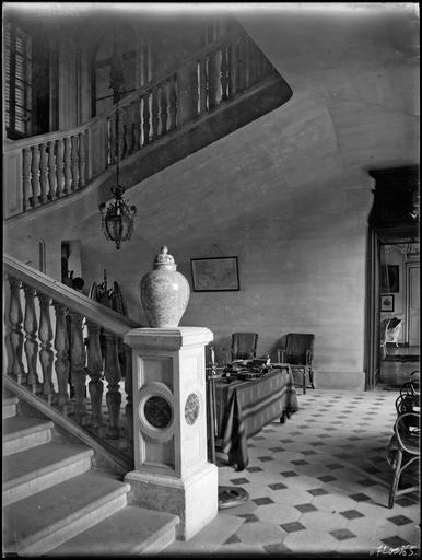 Intérieur : hall d'entrée, escalier à rampes