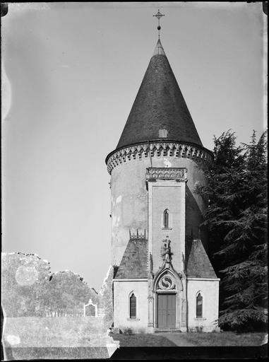 Tour ronde et entrée de la chapelle