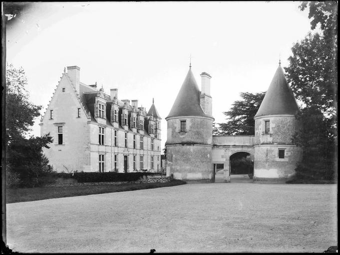 Châtelet d'entrée et bâtiment principal