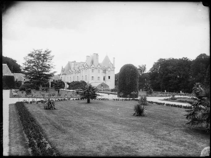 Ensemble sur parc, vue éloignée