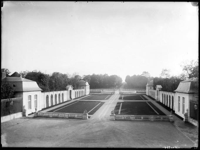 Cour d'honneur vers le parc, pavillons