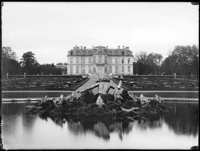 Façade sur parc et grand bassin