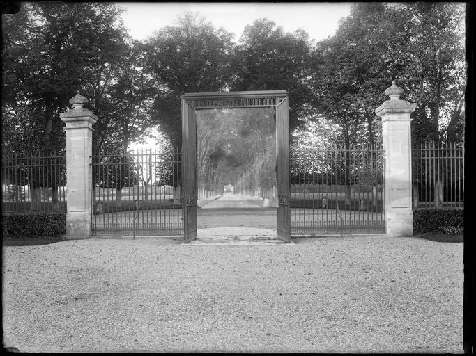 Entrée : portail et grilles en fer forgé