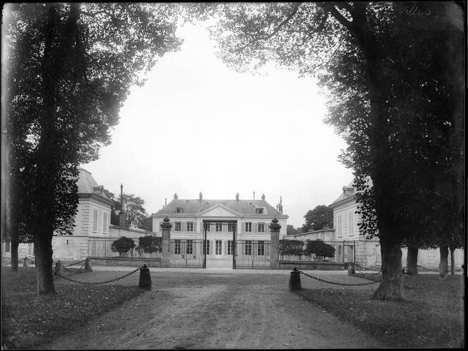 Façade principale et entrée, portail et grilles en fer forgé