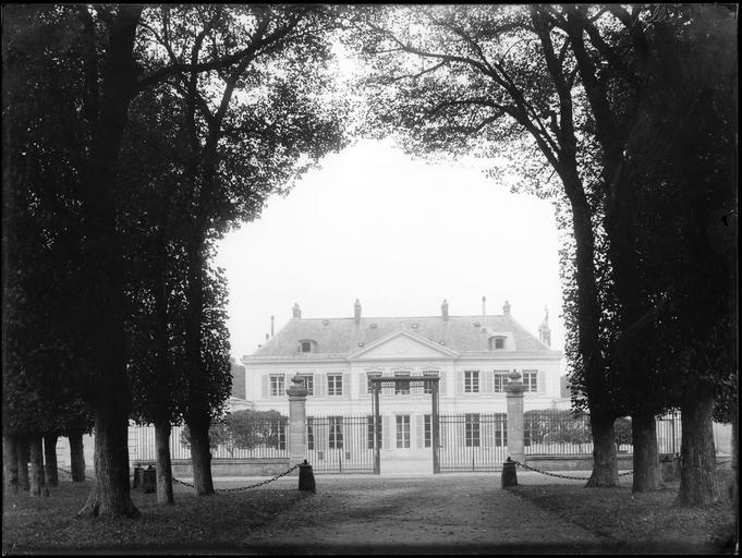 Façade principale et entrée, portail et grilles en fer forgé