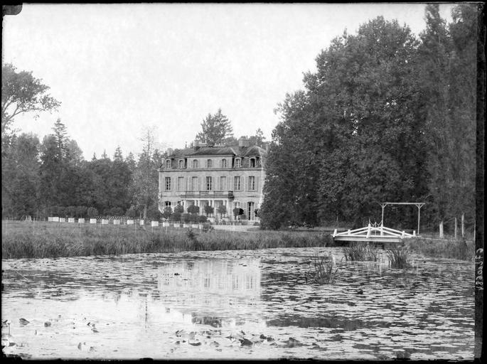 Ensemble sur parc, plan d'eau au premier plan