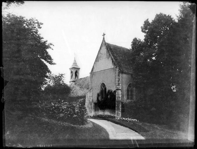 Chapelle : détail de façade, clocher