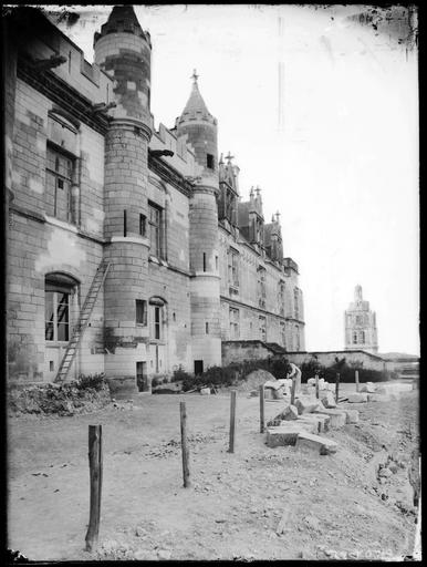 Restauration du château : tailleur de pierres devant la façade est