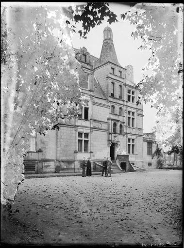 Façade principale, les châtelains