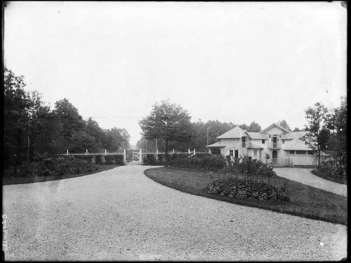 Pavillon de garde et grilles d'entrée