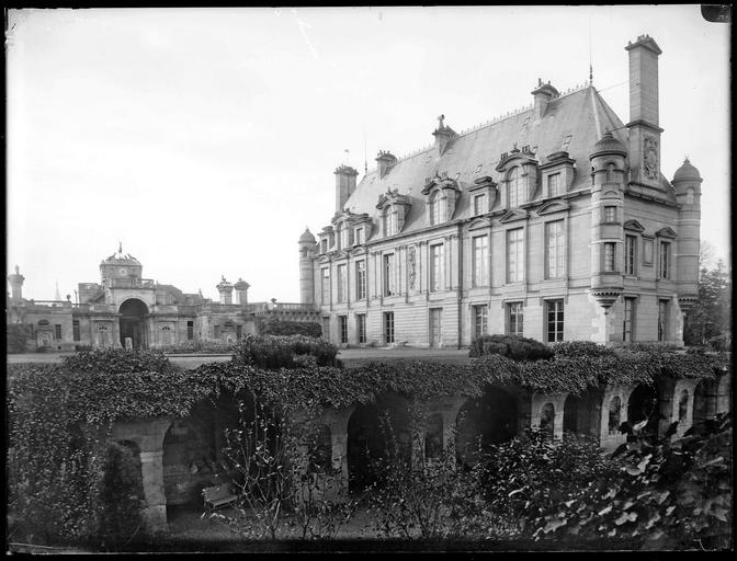 Ensemble sur cour, portail d'entrée