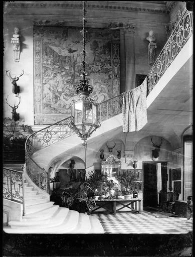 Intérieur : hall et escalier