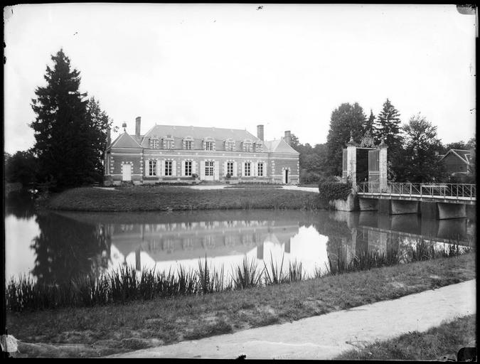 Ensemble avec portail d'entrée et pont, rivière au premier plan