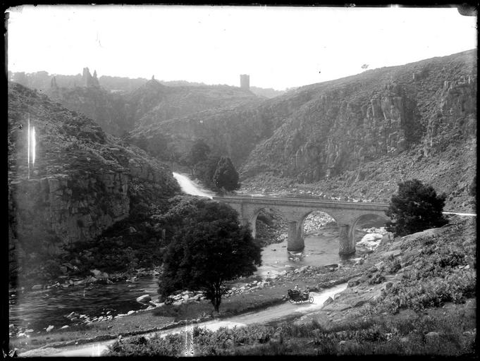 Pont dans la vallée de la Creuse, vue éloignée sur les ruines du château