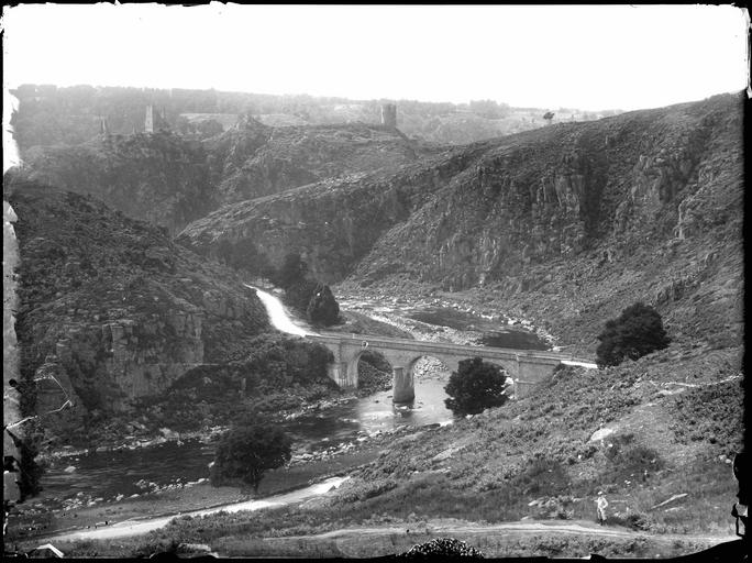 Pont dans la vallée de la Creuse, vue éloignée sur les ruines du château