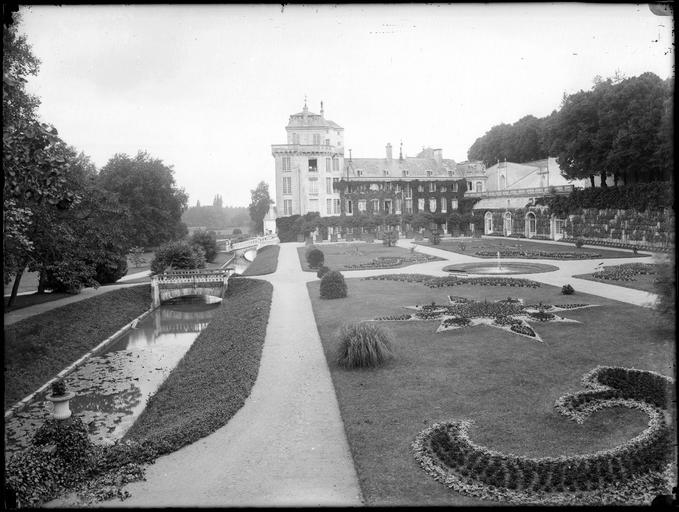 Façades sur les jardins, parterres de fleurs