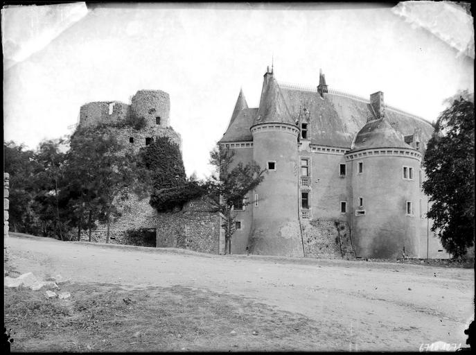 Façade sur parc et tour en ruines