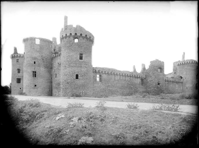 Ensemble du château fortifié : poterne, ruines