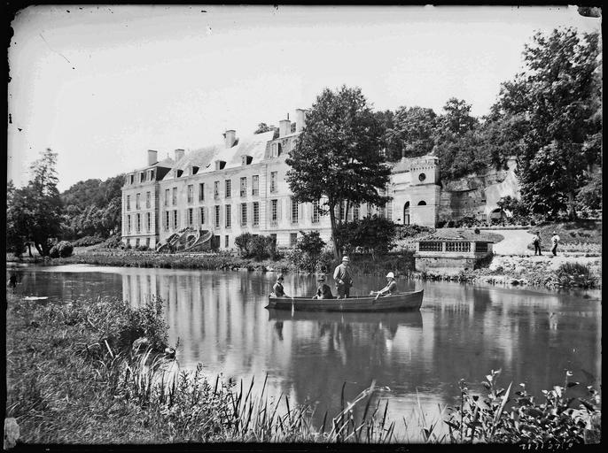 Façade sur la rivière, personnes dans une barque