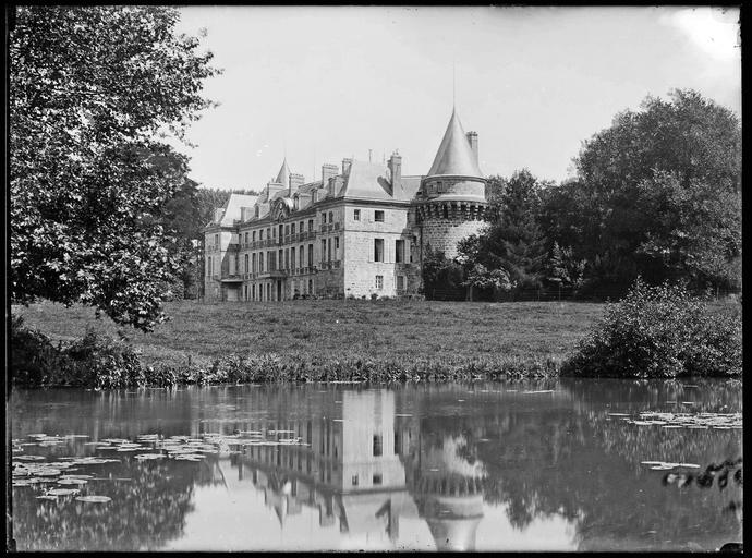 Ensemble sur parc, rivière au premier plan