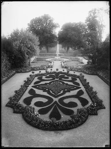 Parc : vue plongeante sur un parterre de fleurs