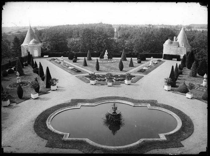 Parc : parterre à la française et statues, pavillons