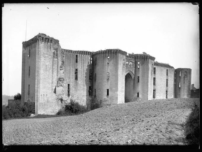 Façade du château et châtelet d'entrée