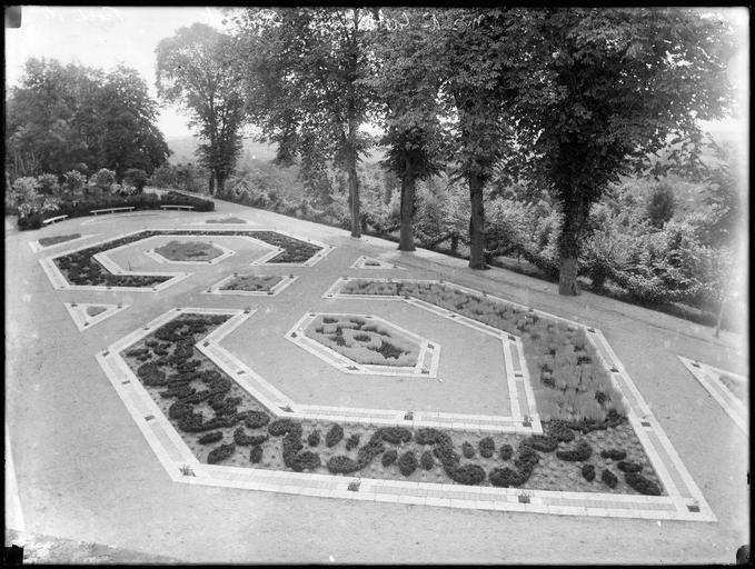 Parc : parterres de fleurs, terrasse