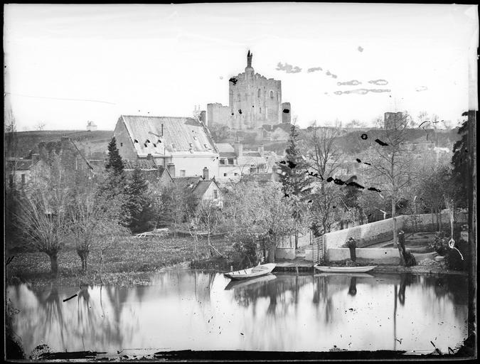 Le village et le donjon pris des bords de l'Indre