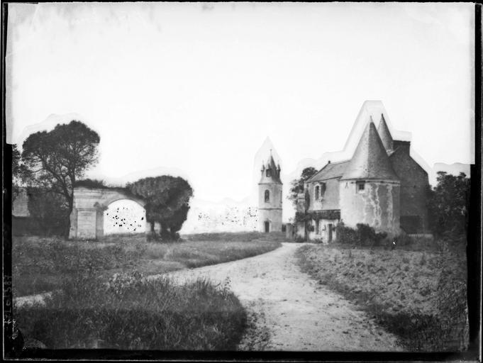 Ensemble sur parc, tour isolée