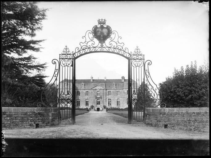 Portail en ferronnerie, vers le château