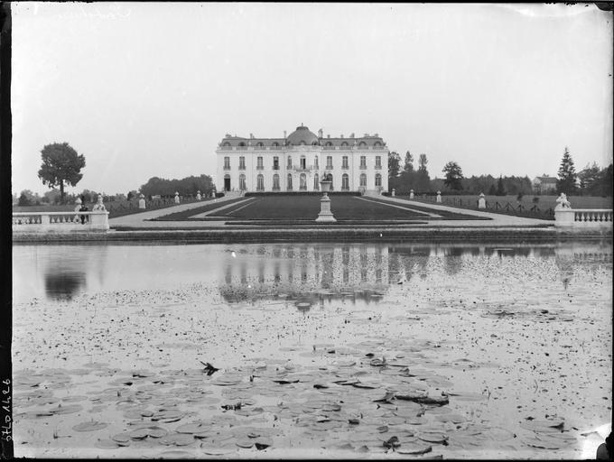 Ensemble sur parc, plan d'eau au premier plan